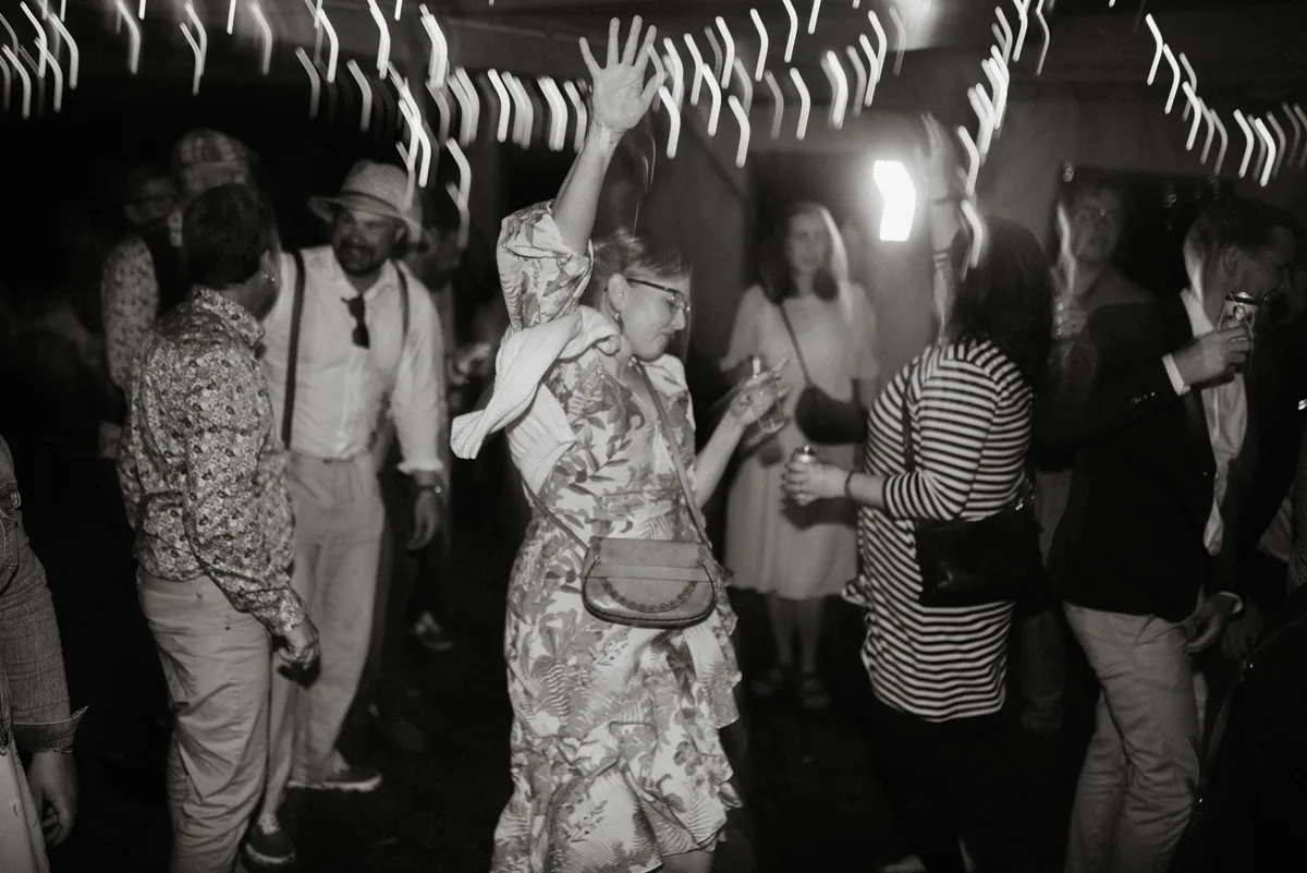 bröllopsfestival personligt bröllop hemma på gården