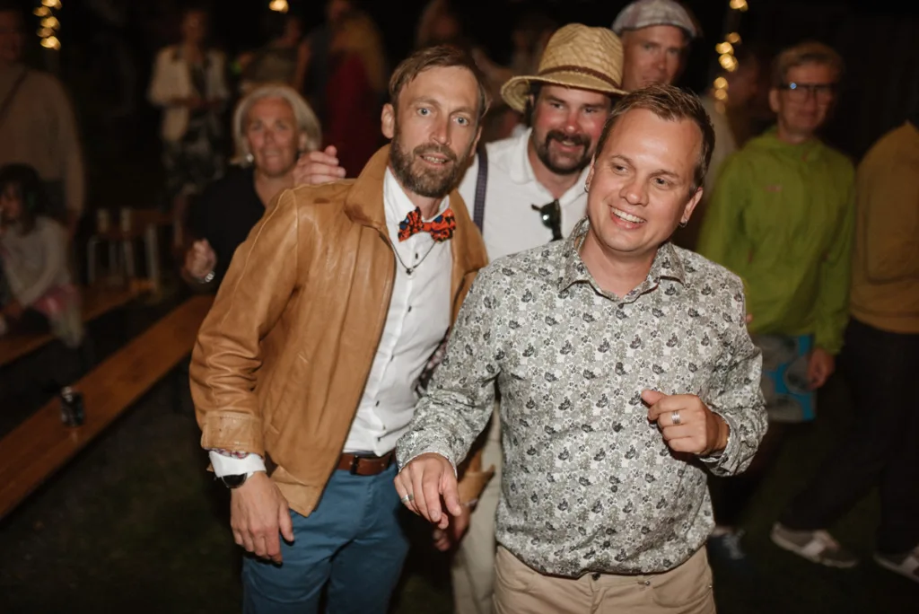 bröllopsfestival personligt bröllop hemma på gården