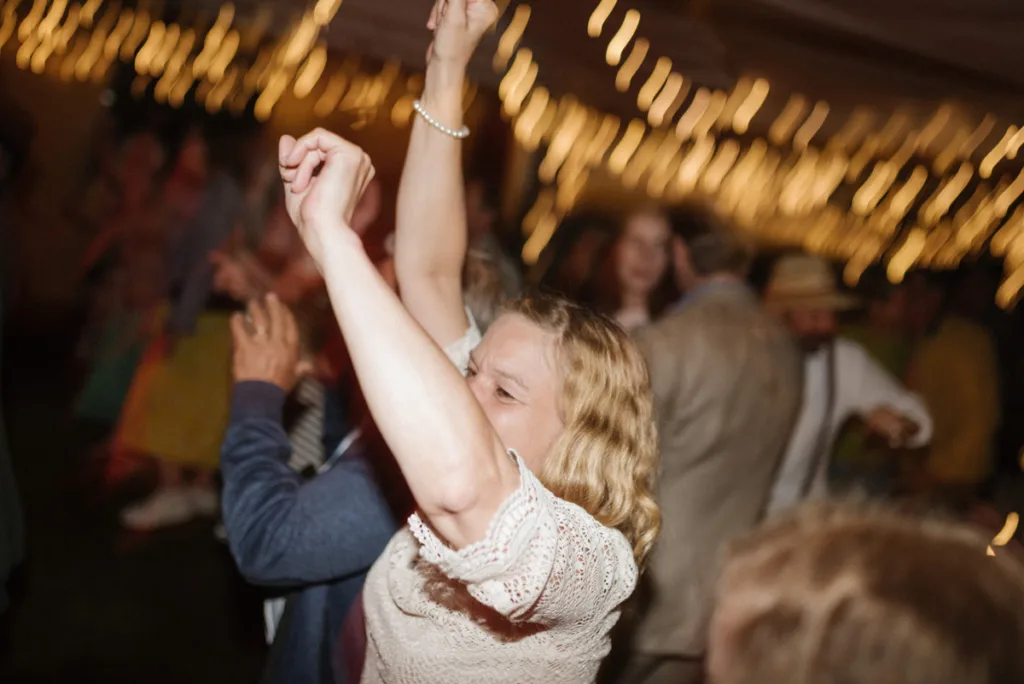 bröllopsfestival personligt bröllop hemma på gården