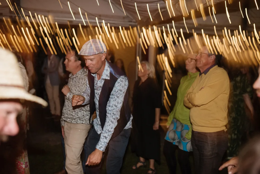 bröllopsfestival personligt bröllop hemma på gården