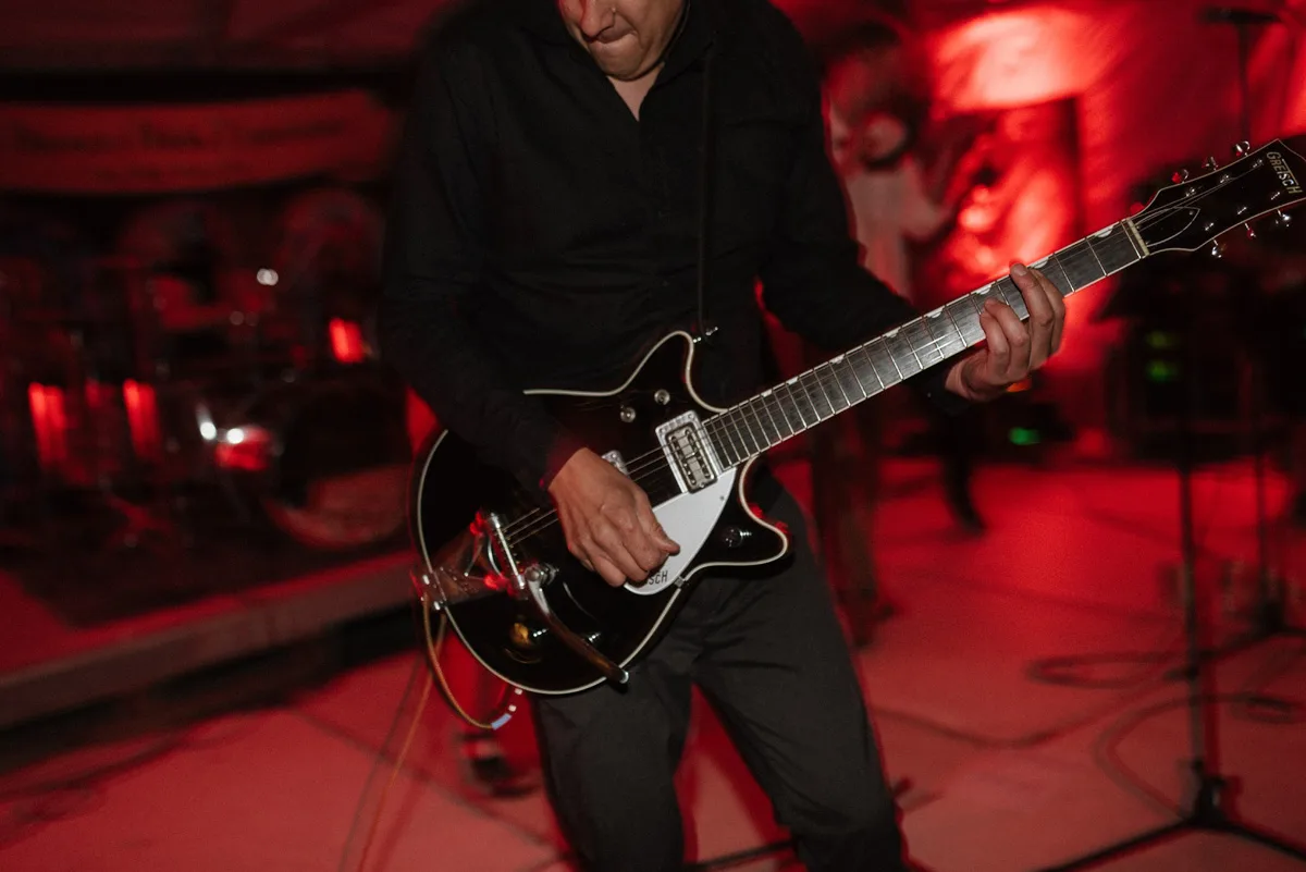 bröllopsfestival personligt bröllop hemma på gården