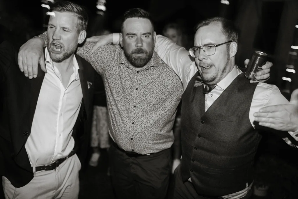 bröllopsfestival personligt bröllop hemma på gården