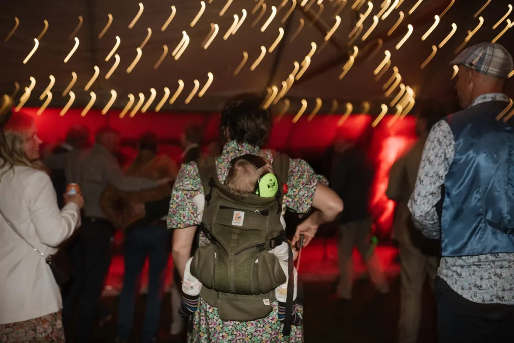 bröllopsfestival personligt bröllop hemma på gården