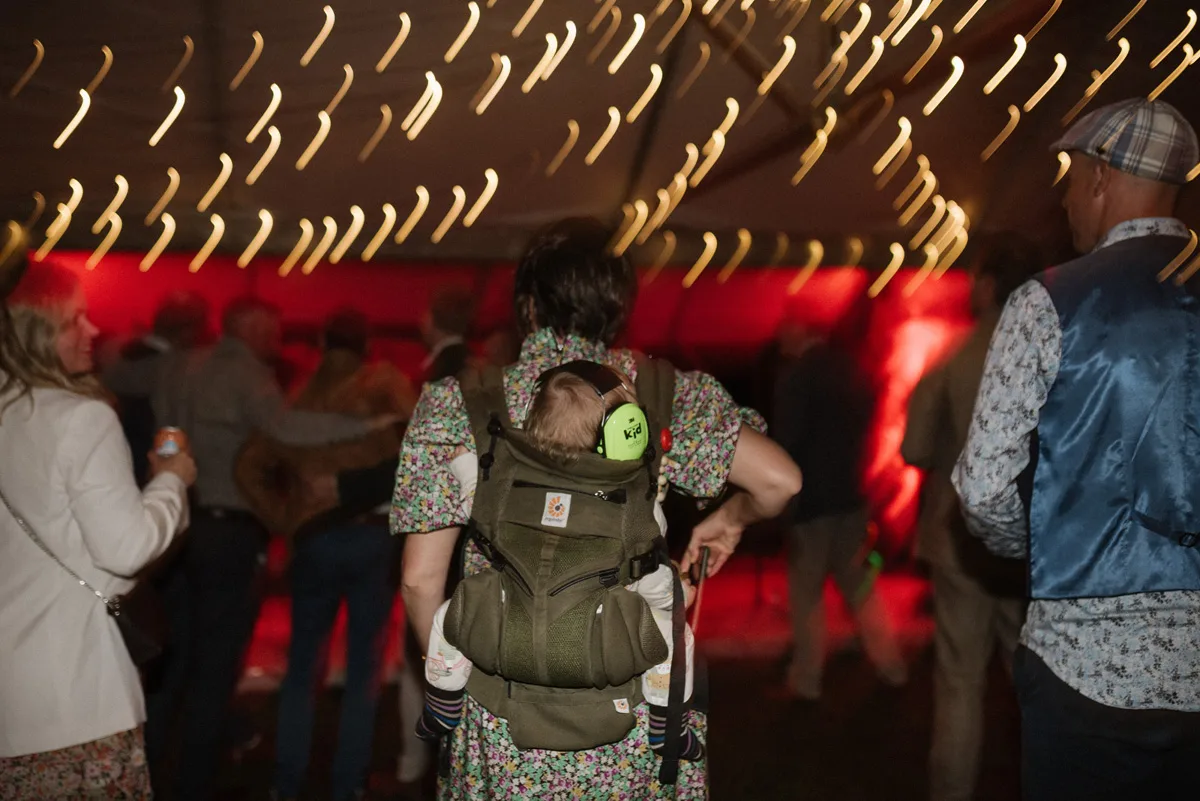 bröllopsfestival personligt bröllop hemma på gården