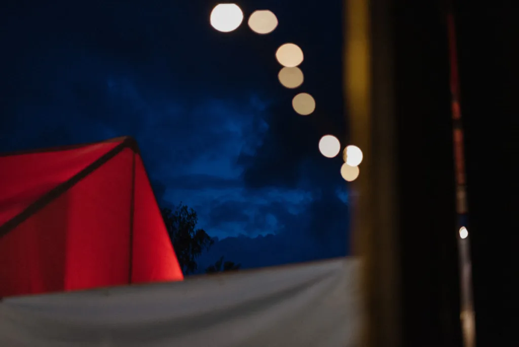 bröllopsfestival personligt bröllop hemma på gården