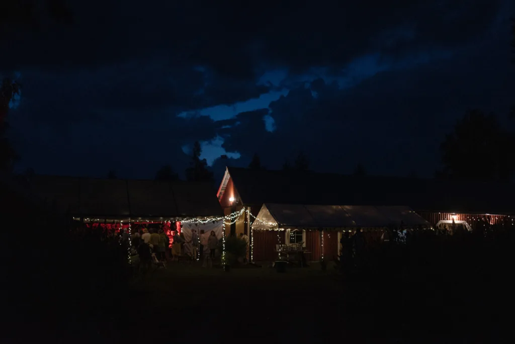 bröllopsfestival personligt bröllop hemma på gården