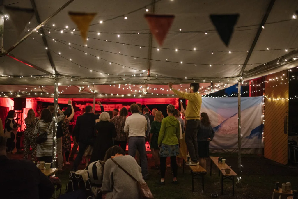 bröllopsfestival personligt bröllop hemma på gården