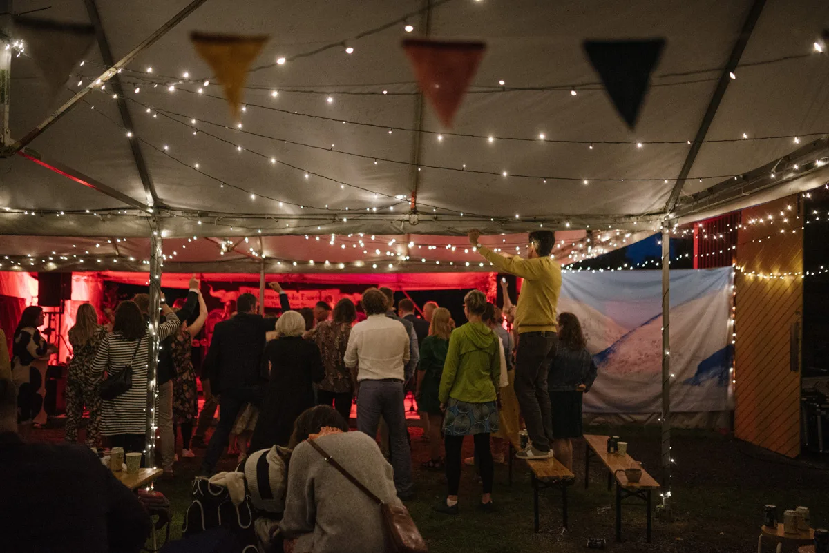 bröllopsfestival personligt bröllop hemma på gården