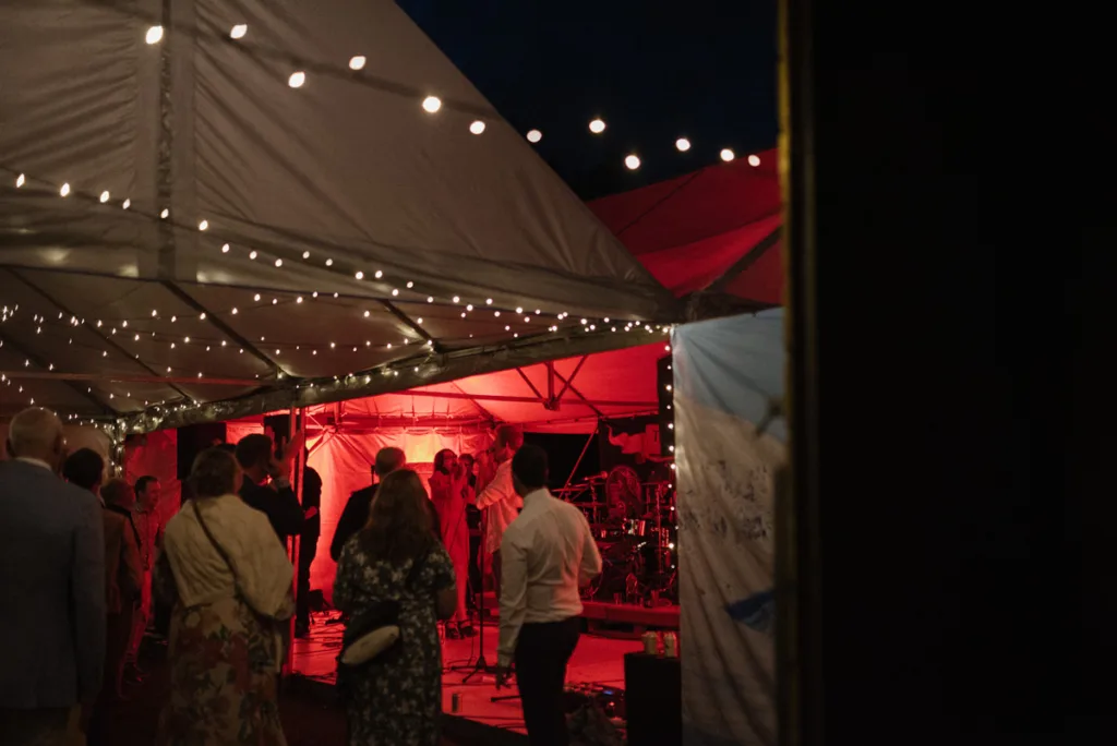 bröllopsfestival personligt bröllop hemma på gården