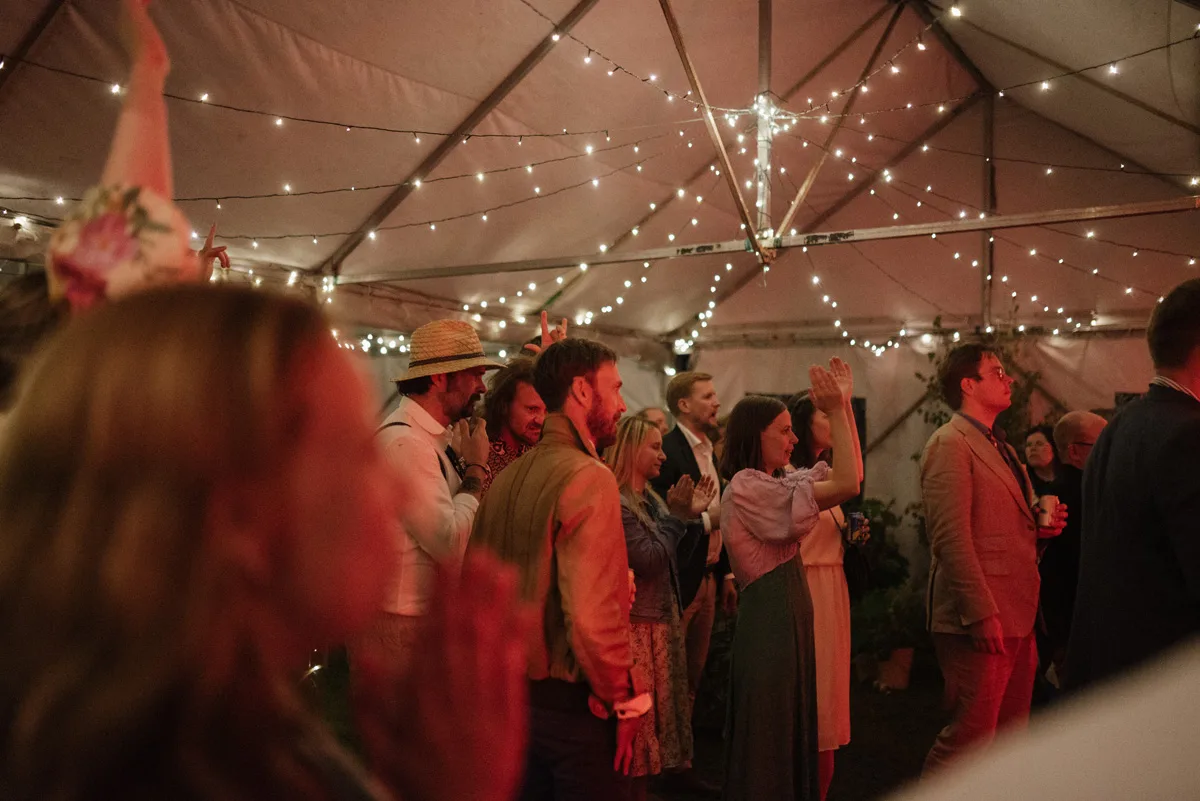 bröllopsfestival personligt bröllop hemma på gården