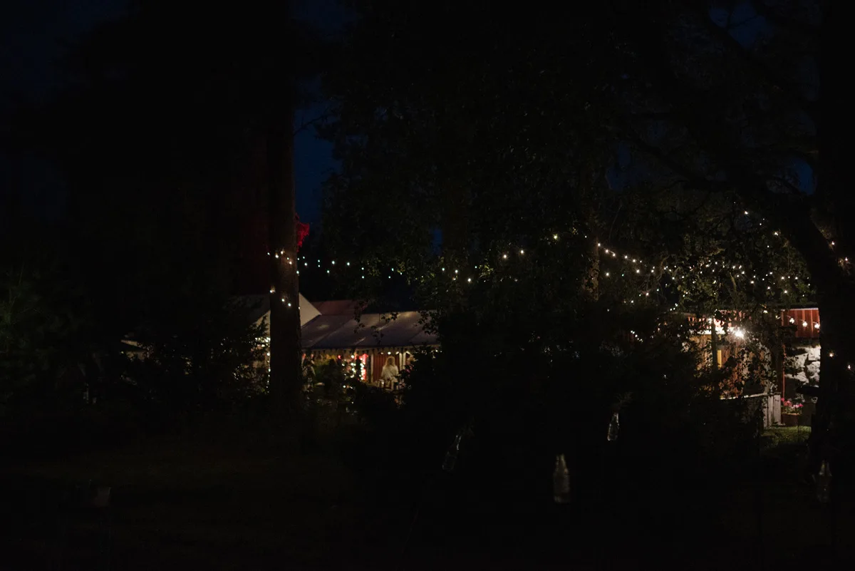 bröllopsfestival personligt bröllop hemma på gården