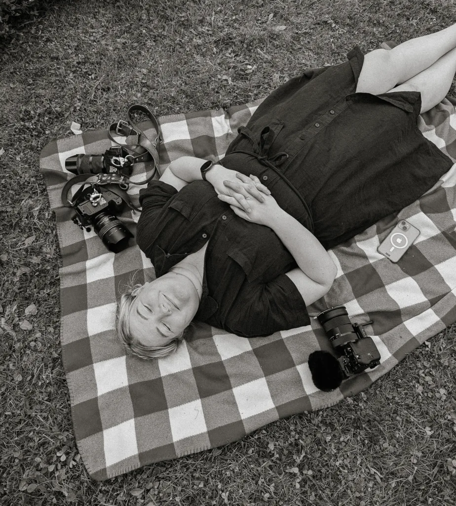 Pxl_20240727_163115187 | turku wedding photographer julia lillqvist Turku wedding photographer julia lillqvist taking a break during a 12 hour wedding day