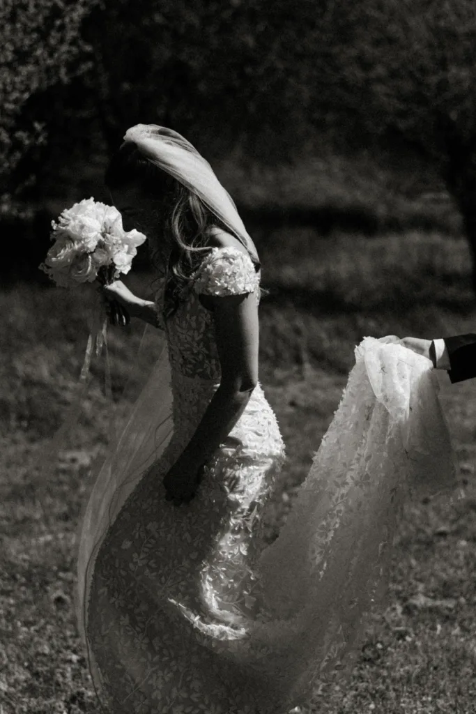 brudpar fotografering romantisk brudklänning