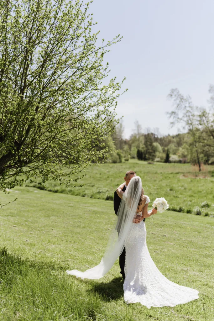 brudpar fotografering romantisk brudklänning