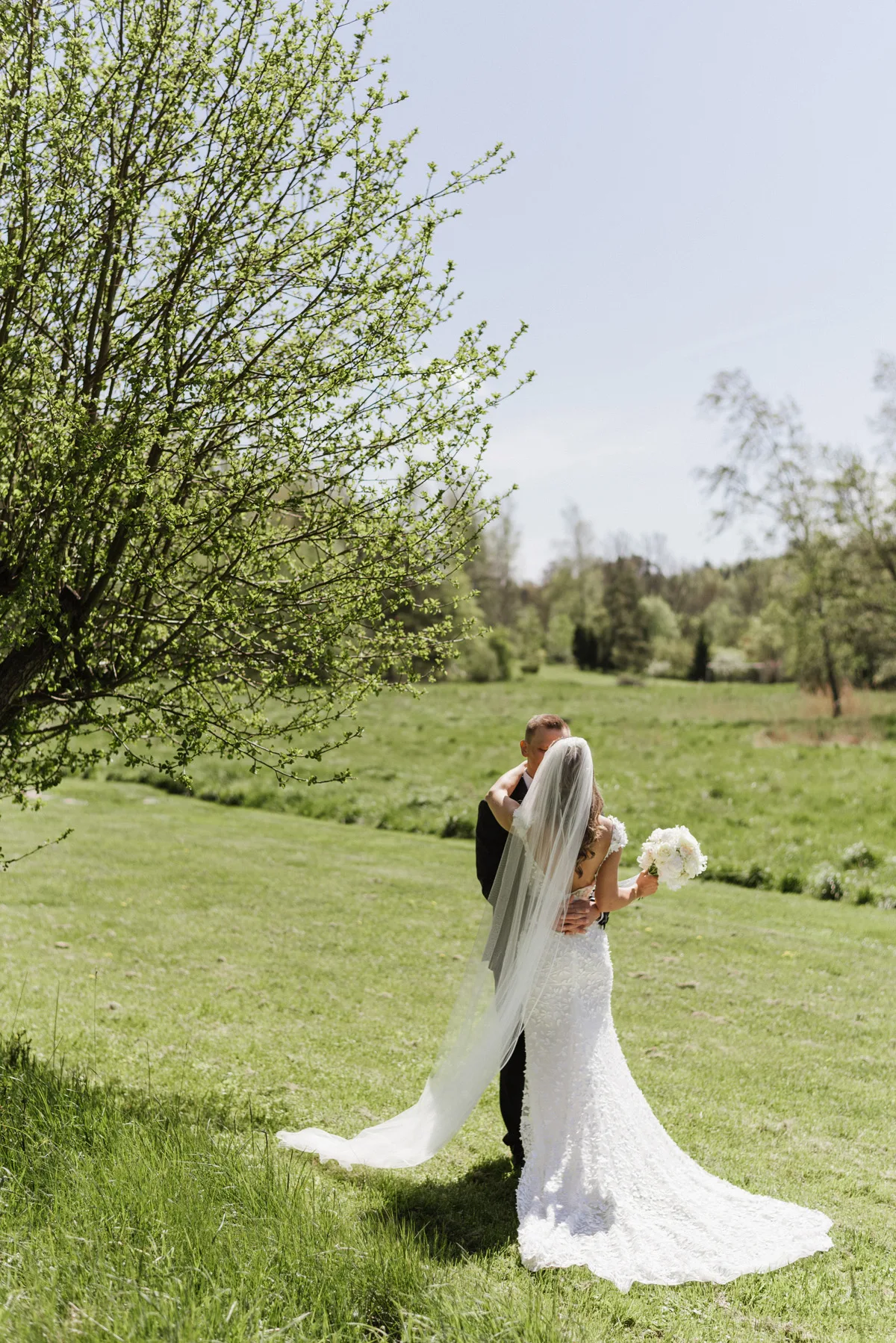 brudpar fotografering romantisk brudklänning