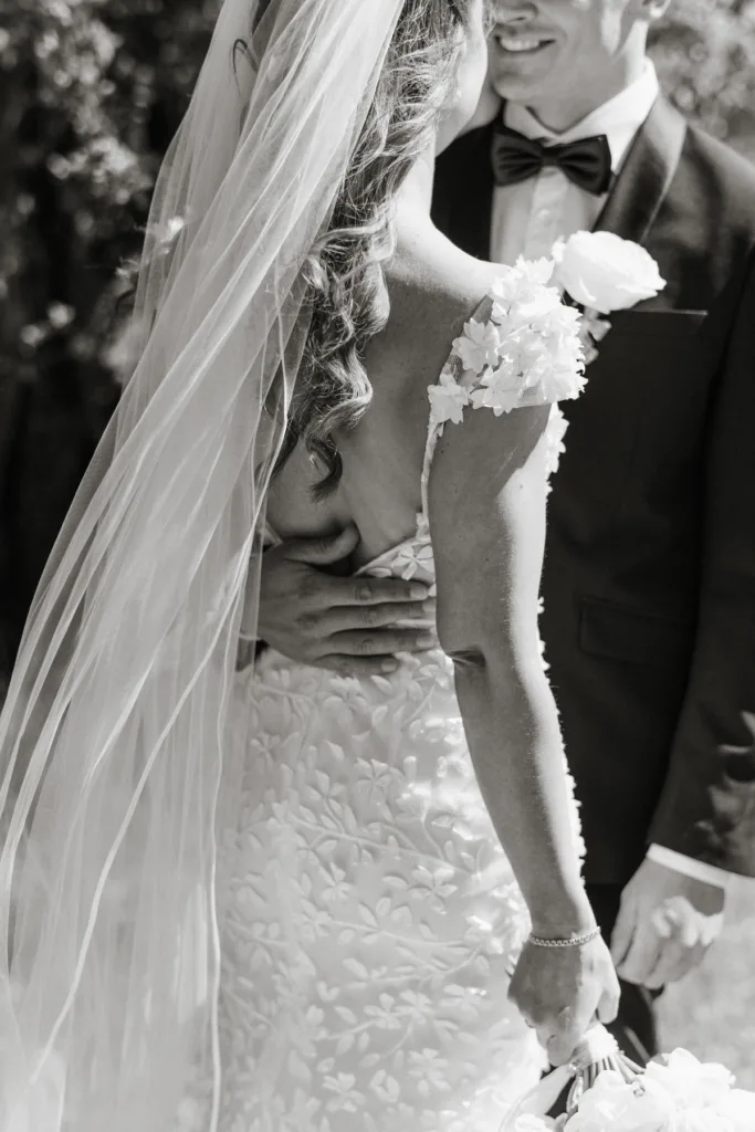 brudpar fotografering romantisk brudklänning