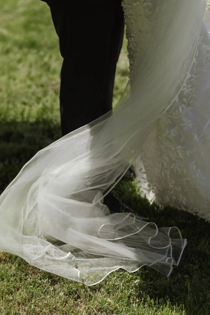 brudpar fotografering romantisk brudklänning