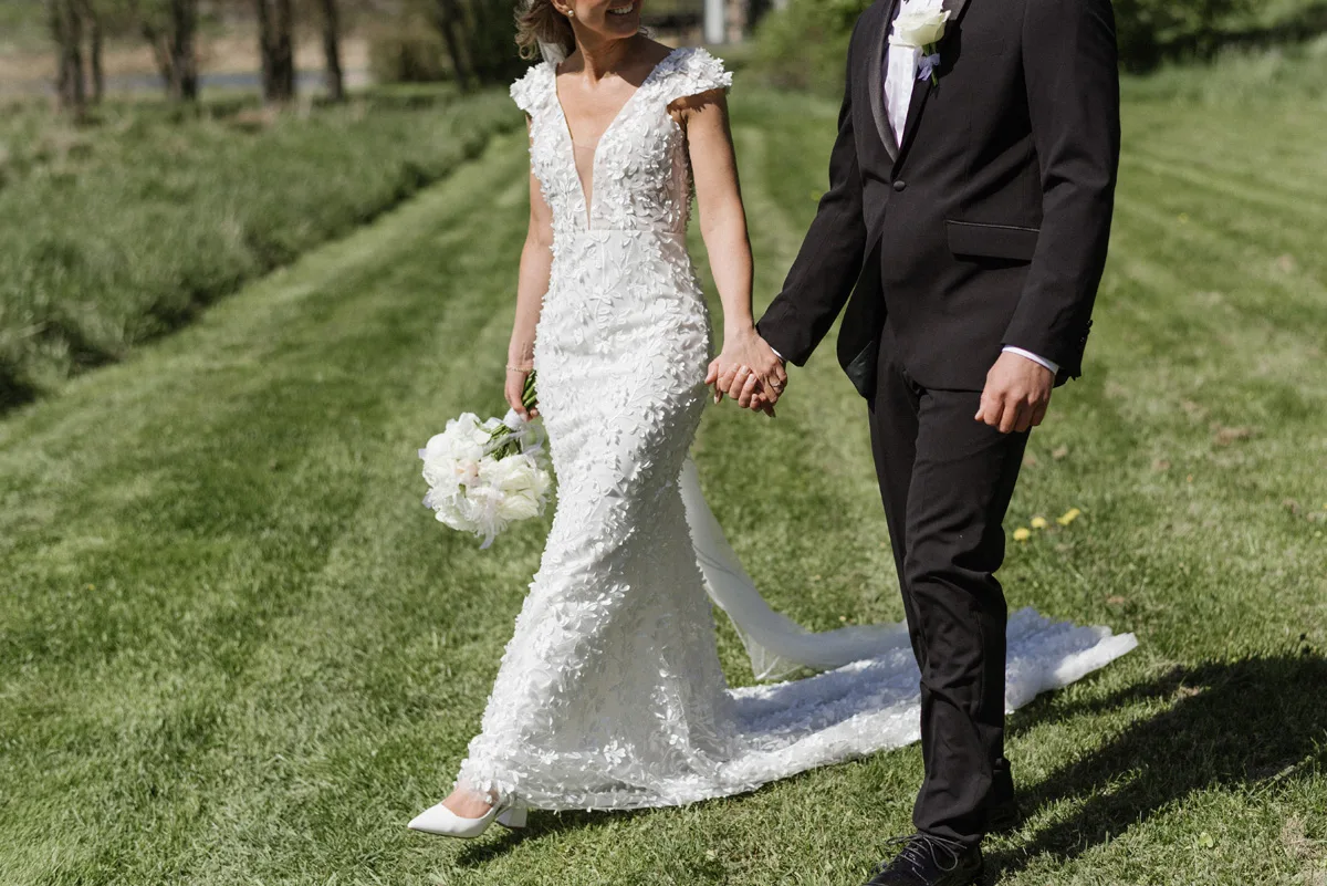 brudpar fotografering romantisk brudklänning