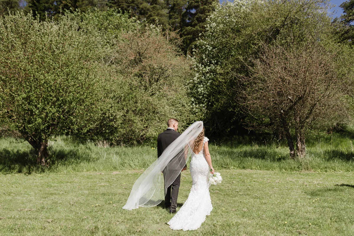 brudpar fotografering romantisk brudklänning