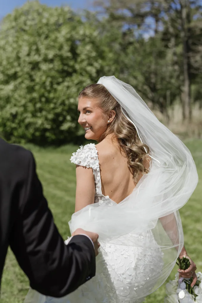 brudpar fotografering romantisk brudklänning