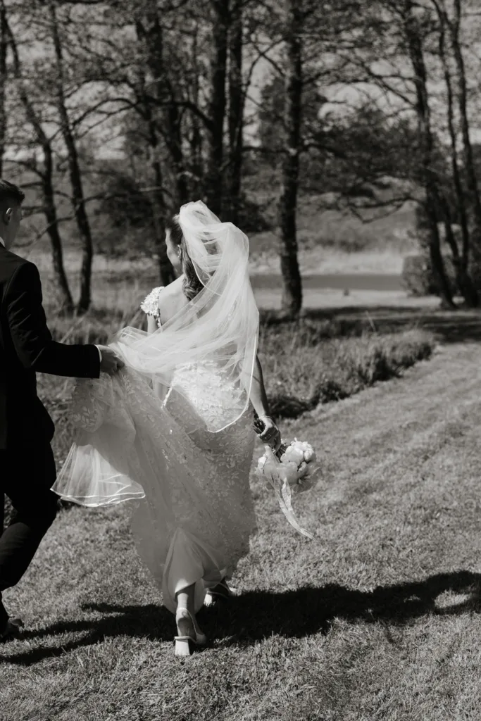 brudpar fotografering romantisk brudklänning