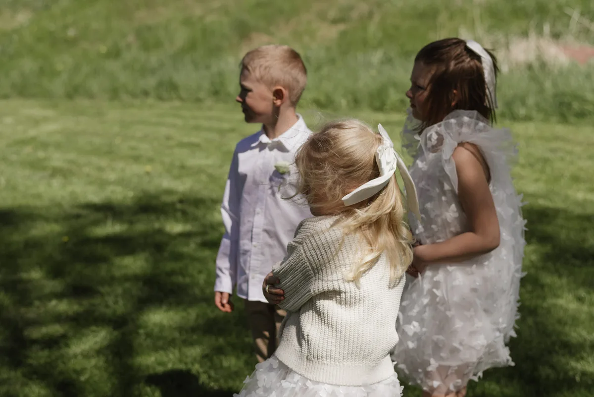 brudpar fotografering romantisk brudklänning