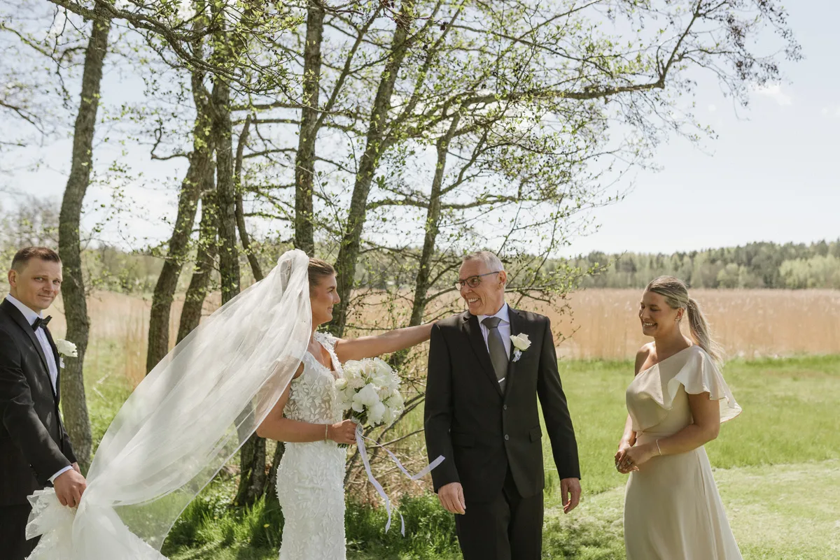 brudpar fotografering romantisk brudklänning