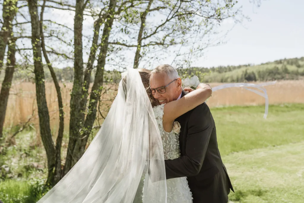 brudpar fotografering romantisk brudklänning