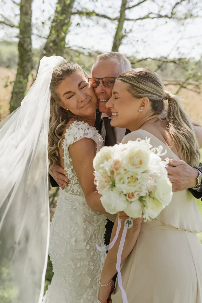 brudpar fotografering romantisk brudklänning