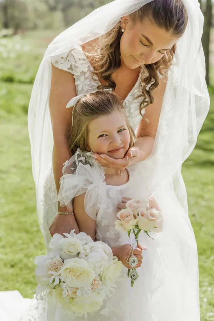 brudpar fotografering romantisk brudklänning