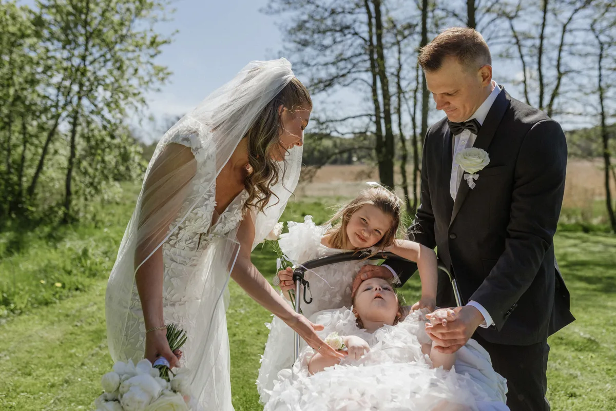 brudpar fotografering romantisk brudklänning