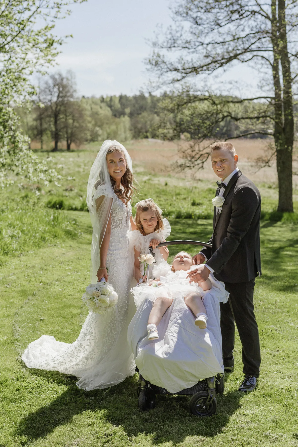 brudpar fotografering romantisk brudklänning