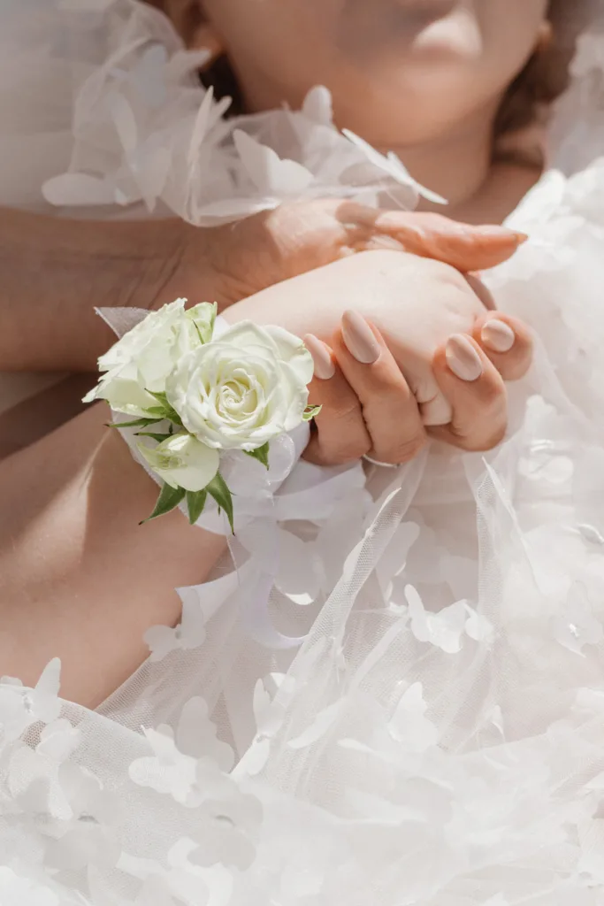 brudpar fotografering romantisk brudklänning