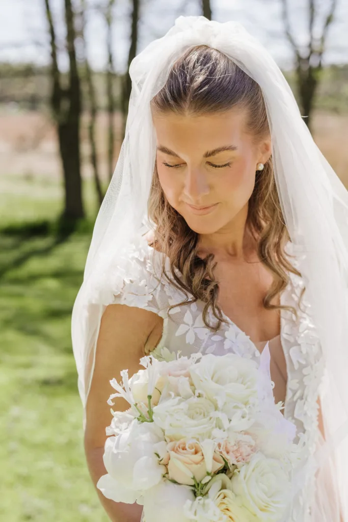 vårbröllop fotograf brudklänning vit brudbukett