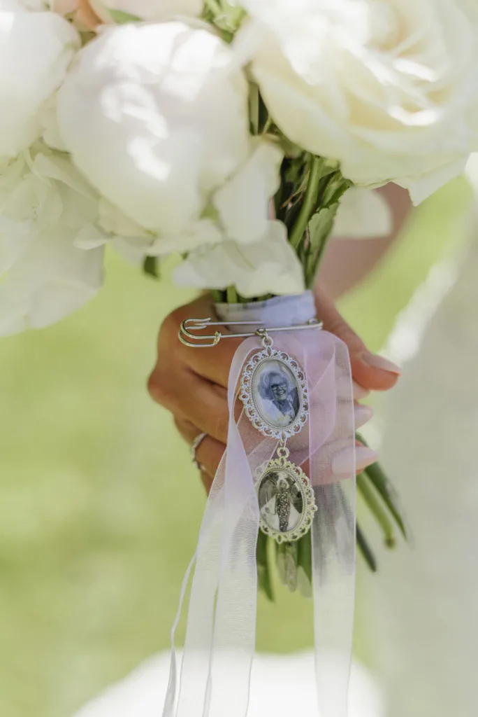 vårbröllop fotograf brudklänning vit brudbukett