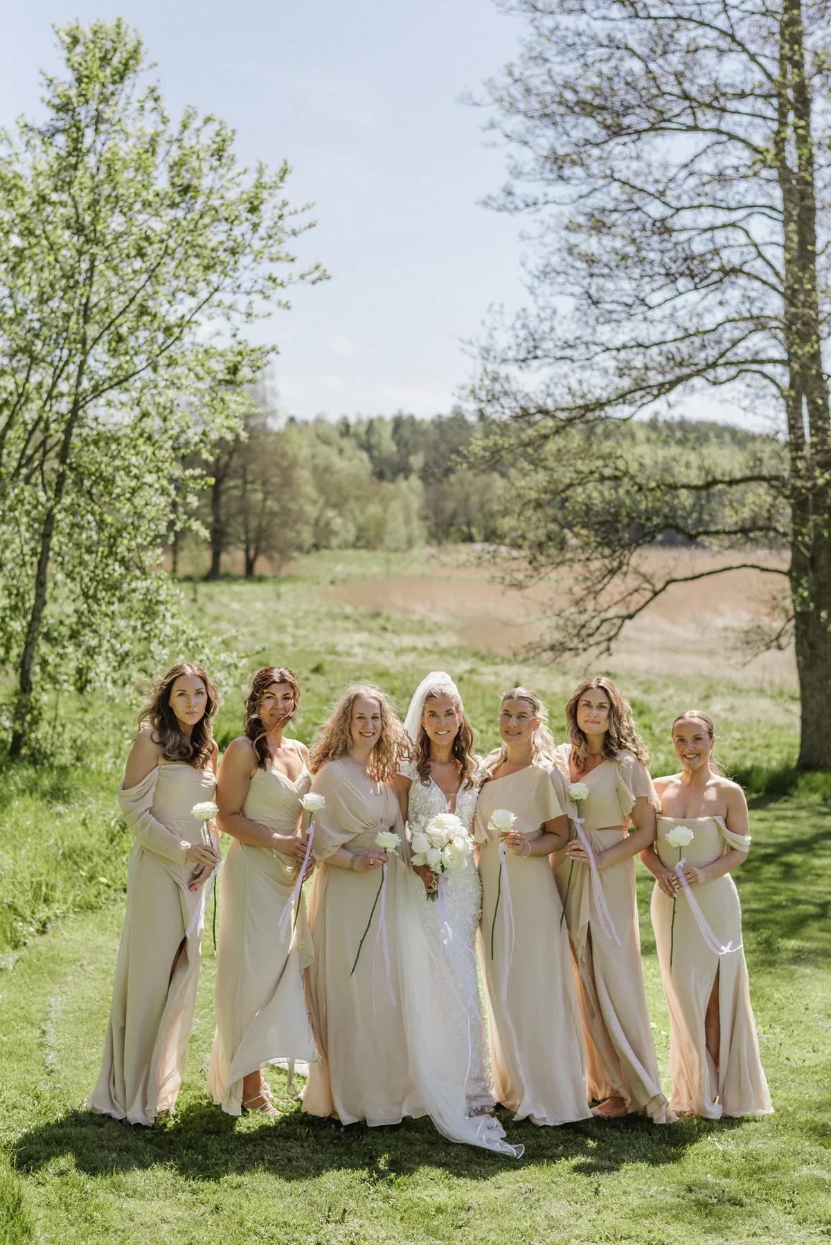 vårbröllop fotograf brudklänning vit brudbukett