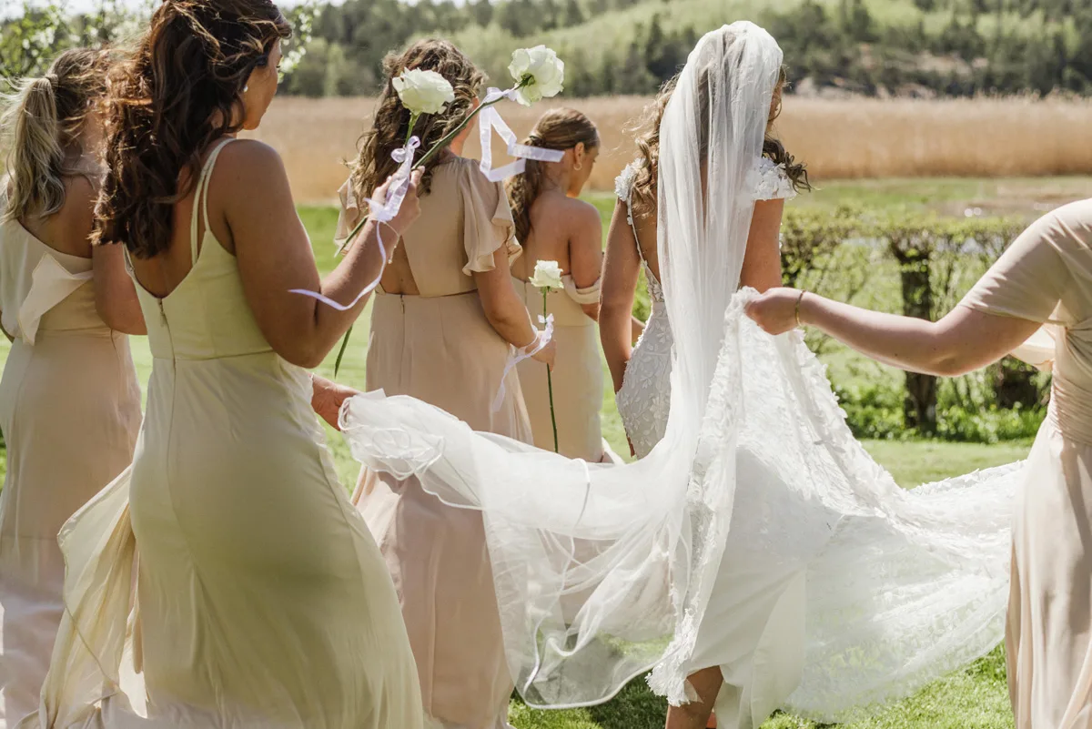 vårbröllop fotograf brudklänning vit brudbukett