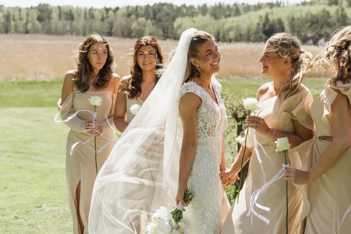 vårbröllop fotograf brudklänning vit brudbukett