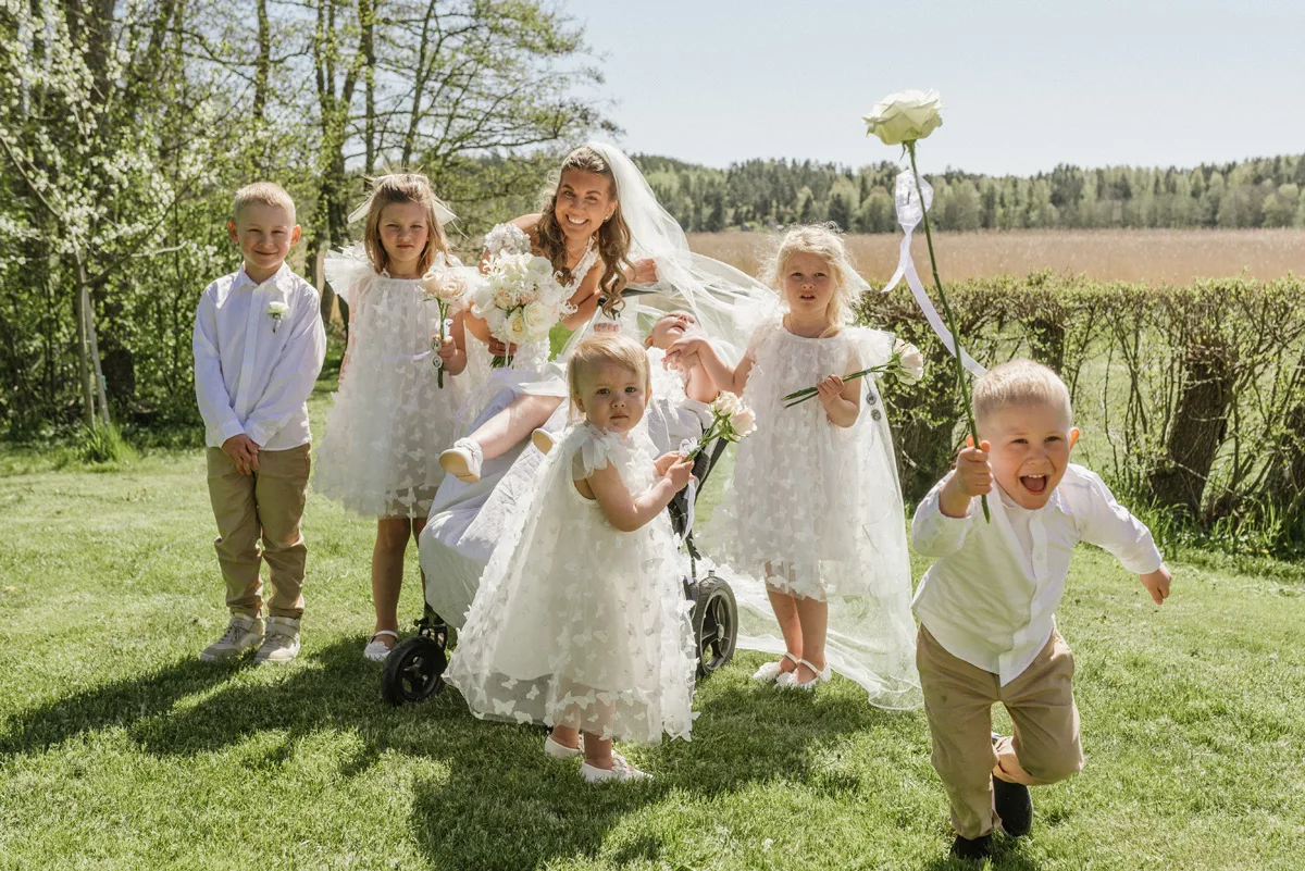 vårbröllop fotograf brudklänning vit brudbukett