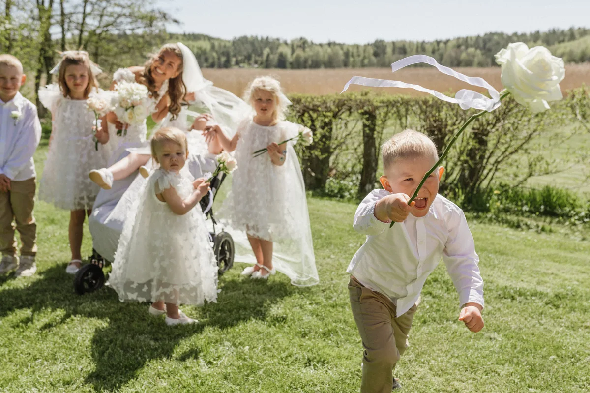 vårbröllop fotograf brudklänning vit brudbukett