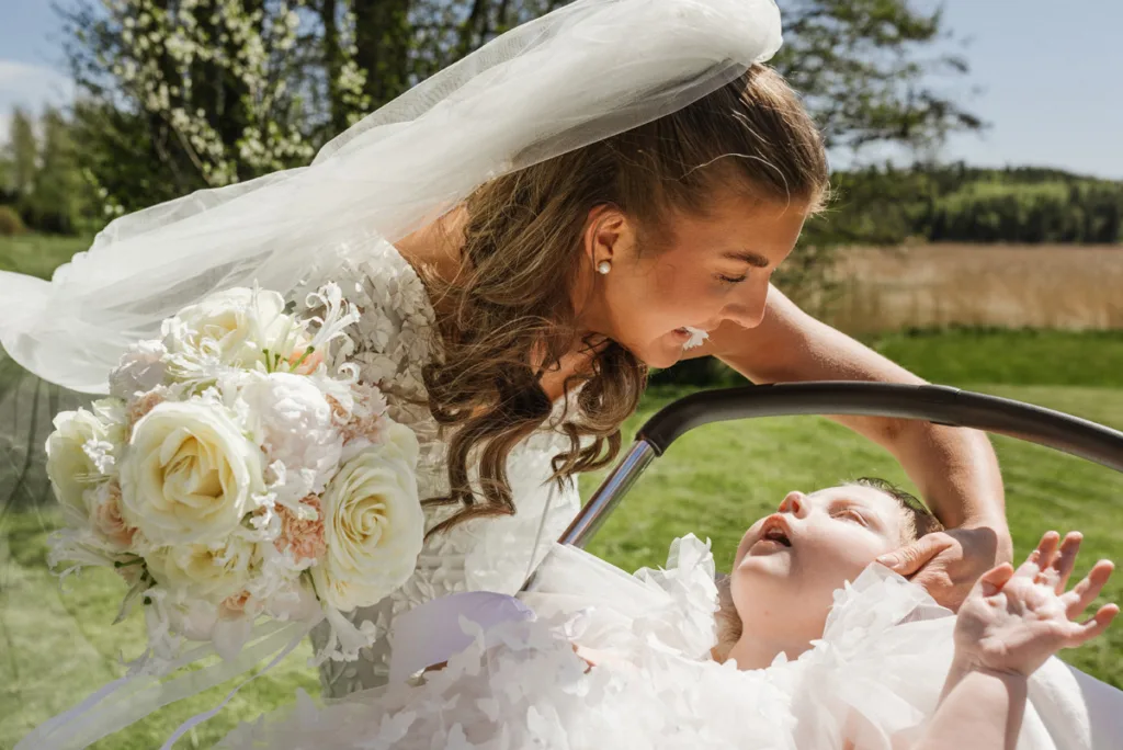 vårbröllop fotograf brudklänning vit brudbukett