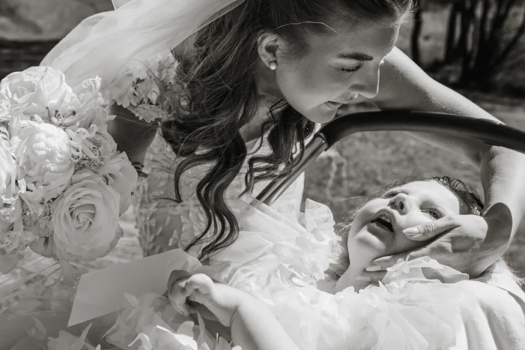 vårbröllop fotograf brudklänning vit brudbukett