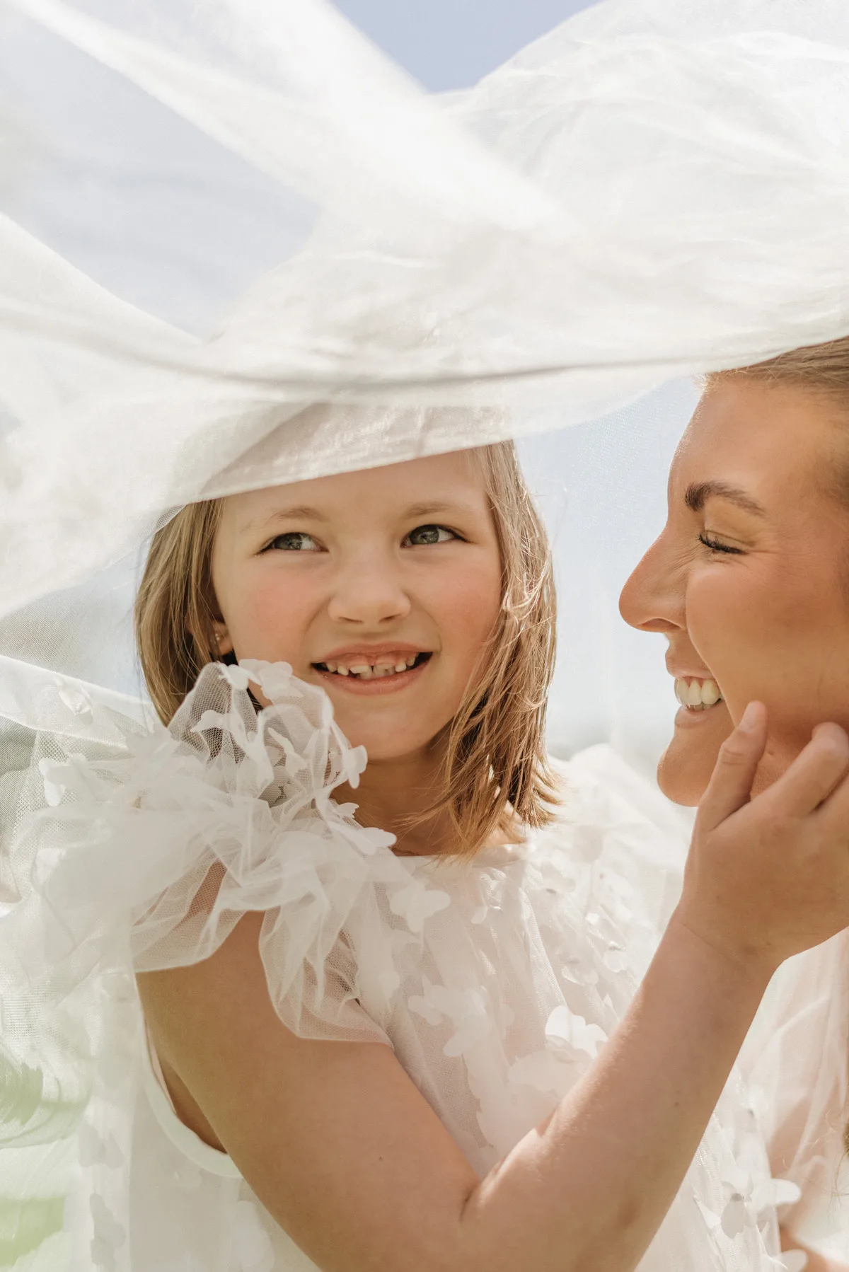 vårbröllop fotograf brudklänning vit brudbukett