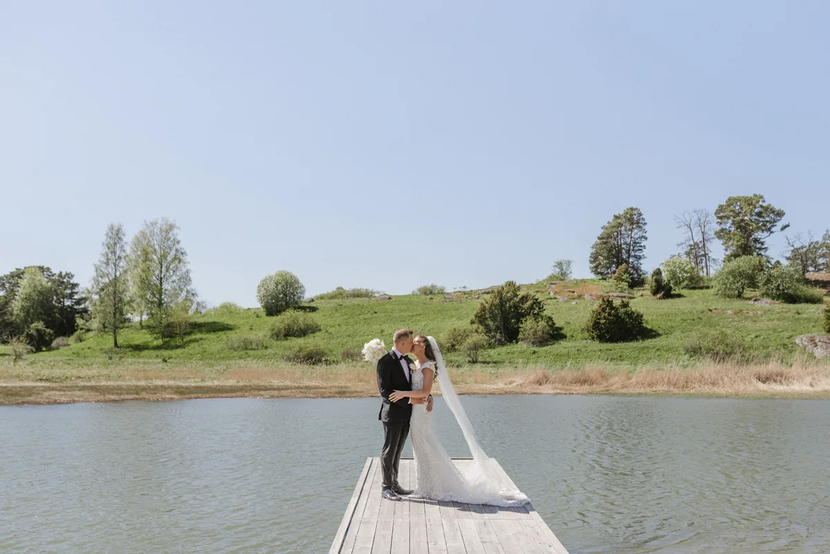 vårbröllop fotograf brudklänning vit brudbukett
