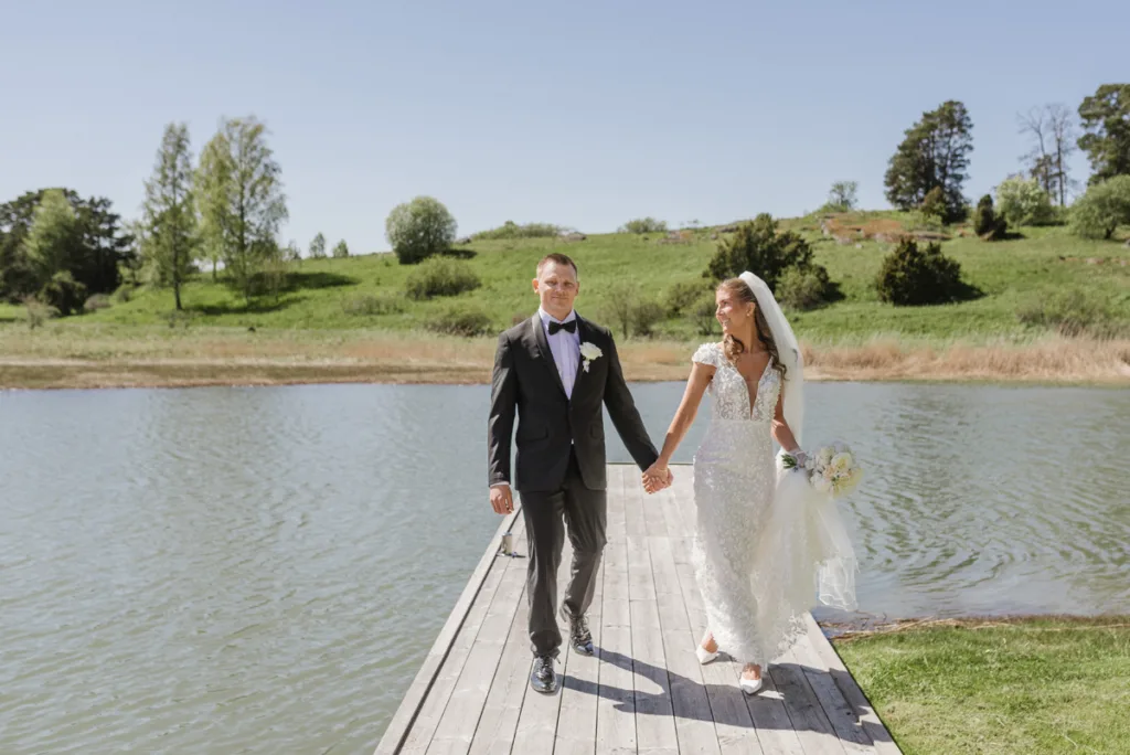 vårbröllop fotograf brudklänning vit brudbukett