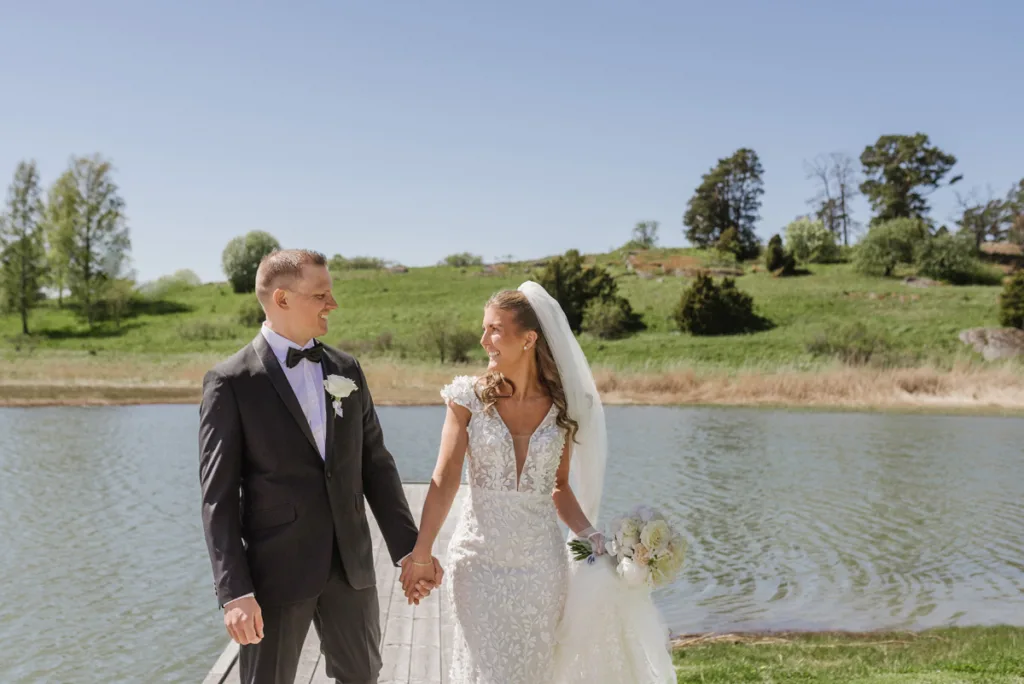 vårbröllop fotograf brudklänning vit brudbukett
