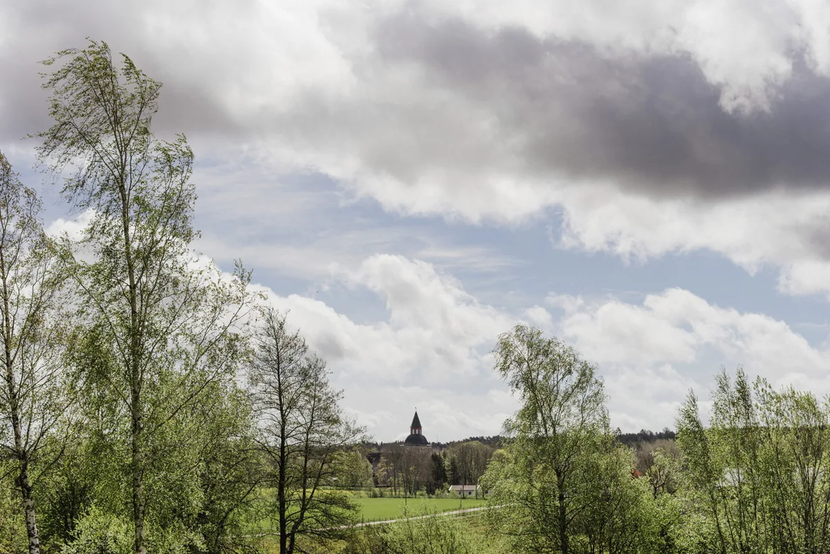 vårbröllop fotograf brudklänning vit brudbukett